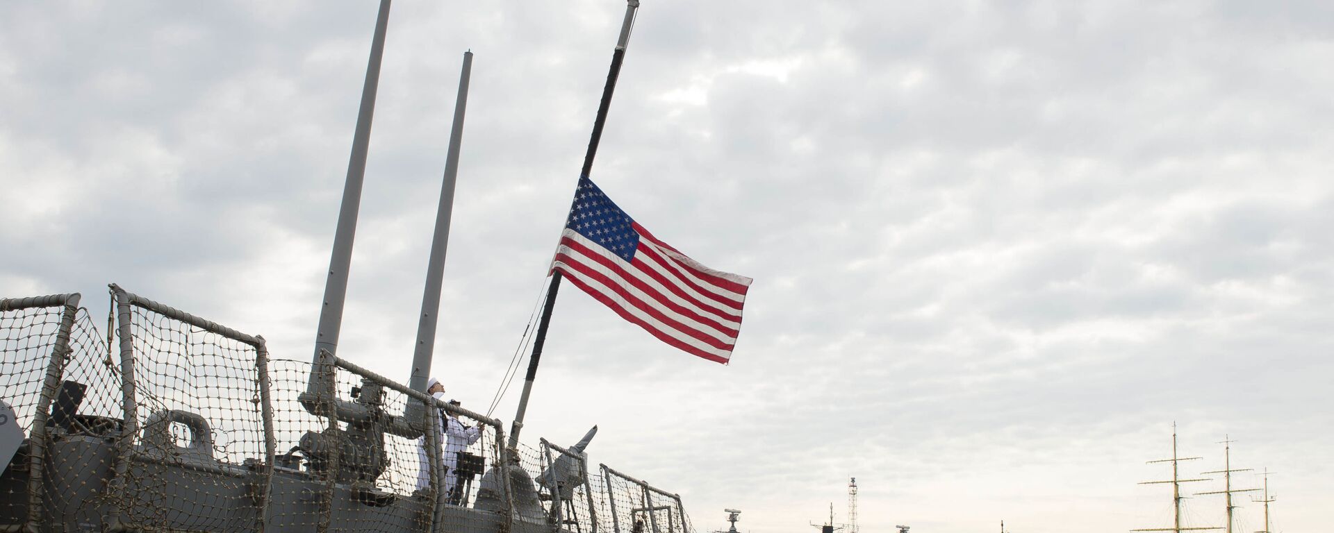Моряки поднимают флаг на эсминце ВМС США Портер - Sputnik Латвия, 1920, 11.11.2021
