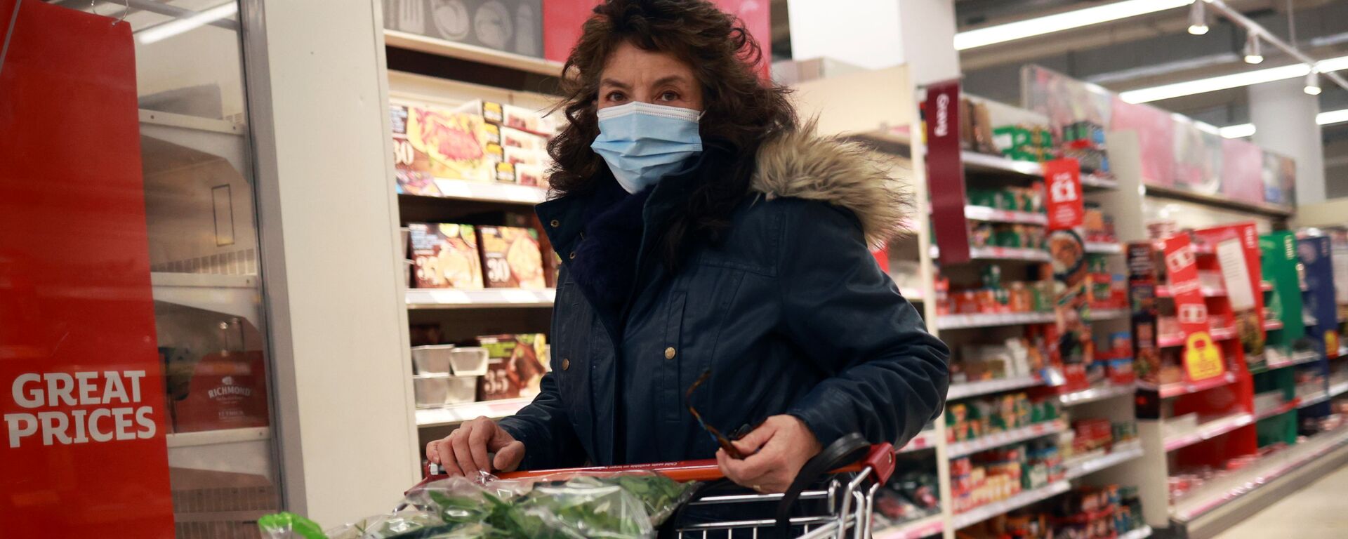 Женщина в защитной маске в супермаркете - Sputnik Latvija, 1920, 13.02.2021