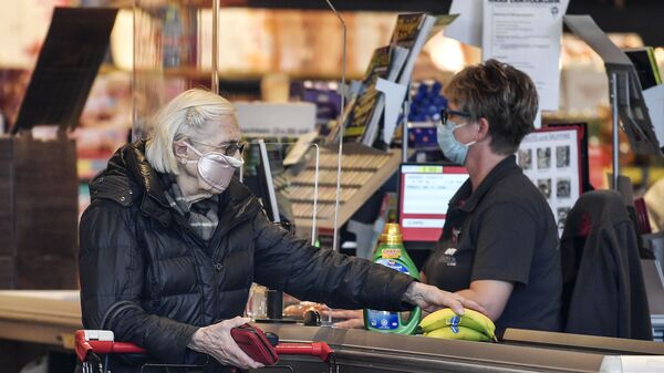 Женщина в защитной маске в супермаркете - Sputnik Латвия