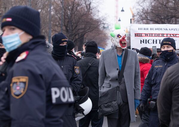 Акция против мер по борьбе с коронавирусом в Австрии Акция против мер по борьбе с коронавирусом в Австрии - Sputnik Латвия