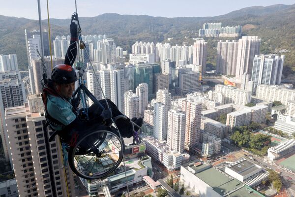 Альпинист Лай Чи-Вай с параличом нижних конечностей пытается подняться на башню Nina в Гонконге - Sputnik Латвия
