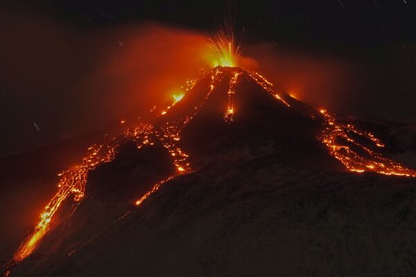 Извержение вулкана Этна, Италия - Sputnik Латвия
