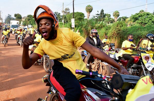 Сторонники партии Движение национального сопротивления Уганды празднуют победу президента Йовери Мусевени на завершившихся всеобщих выборах в Кампале - Sputnik Латвия