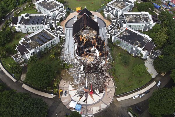 Правительственное здание, поврежденное после землетрясения в Мамуджу, Западный Сулавеси, Индонезия - Sputnik Латвия