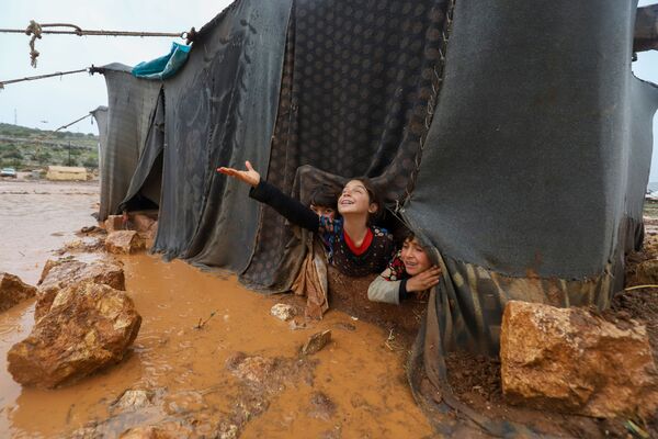 Дети в лагере для перемещенных лиц Умм-Джурн в сирийской провинции Идлиб - Sputnik Латвия