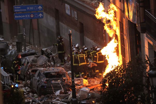 Ugunsdzēsēji traģēdijas vietā Madrides centrā, kur vienā no mājām notika sprādziens, 20. janvāris - Sputnik Latvija
