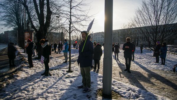 Акция в поддержку российского блогера Алексея Навального у посольства России в Латвии в Риге. - Sputnik Латвия