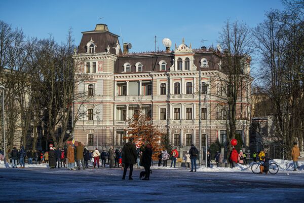 Rīgas dome nesaskaņoja mītiņu Navaļnija atbalstam: protestējošos izgaiņāja policija Rīgas dome nesaskaņoja mītiņu Navaļnija atbalstam: protestējošos izgaiņāja policija - Sputnik Latvija