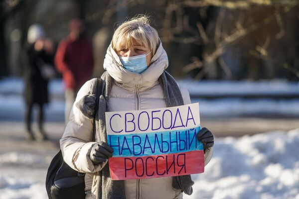 Rīgas dome nesaskaņoja mītiņu Navaļnija atbalstam: protestējošos izgaiņāja policija Rīgas dome nesaskaņoja mītiņu Navaļnija atbalstam: protestējošos izgaiņāja policija - Sputnik Latvija