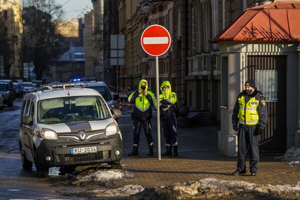 Rīgas dome nesaskaņoja mītiņu Navaļnija atbalstam: protestējošos izgaiņāja policija Rīgas dome nesaskaņoja mītiņu Navaļnija atbalstam: protestējošos izgaiņāja policija - Sputnik Latvija