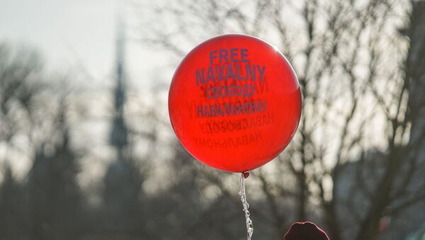 Акция в поддержку российского блогера Алексея Навального у посольства России в Латвии в Риге.  - Sputnik Латвия
