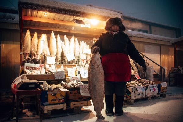 Торговец рыбой на рынке в Якутске - Sputnik Латвия