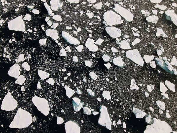 Аэрофотоснимок плавучего льда, сделанный дроном, запущенным с корабля Greenpeace Arctic Sunrise в Северном Ледовитом океане - Sputnik Latvija