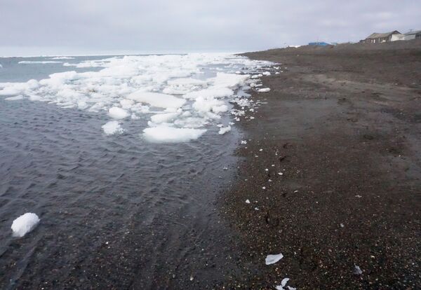 Кусочки морского льда в районе Уткиагвик, 2018 год - Sputnik Latvija