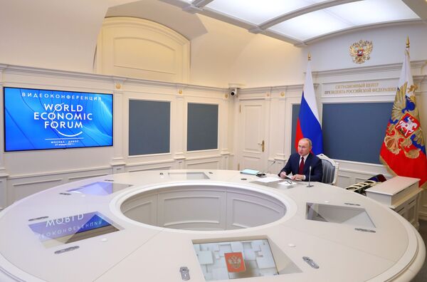 Любовь с Европой и общая угроза: Путин впервые за 13 лет выступил в Давосе Любовь с Европой и общая угроза: Путин впервые за 13 лет выступил в Давосе - Sputnik Латвия
