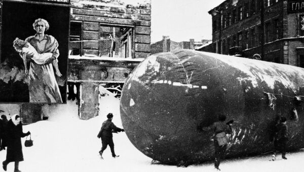 Aerostata transportēšana (tos izmantoja pilsētas pretgaisa aizsardzībai). 1943. gada 1. februāris - Sputnik Latvija