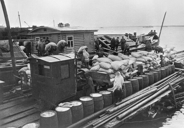 Produktu piegāde baržā uz ielenkto Ļeņingradu. 1942. gada 1. septembris - Sputnik Latvija