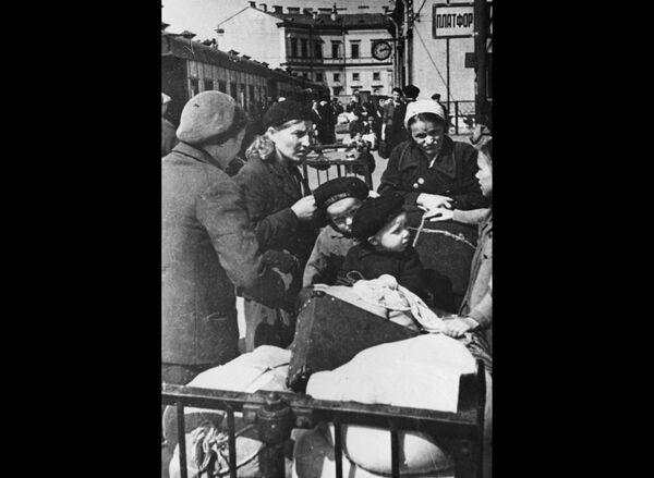 Bērnu evakuācija no ielenktās Ļeņingradas. 1942. gada 1. oktobris  - Sputnik Latvija