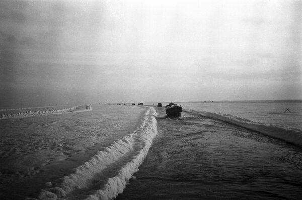 Dzīvības ceļš bija vienīgā transporta maģistrāle pāri Lādogas ezeram - Sputnik Latvija