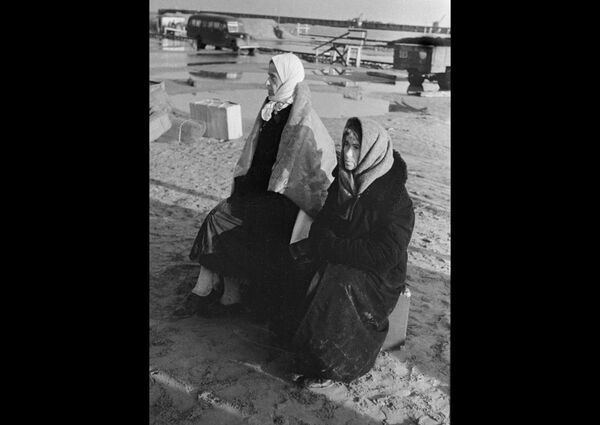 Ielenktās Ļeņingradas iedzīvotāji gaida, kad tiks nogādāti uz lielās zemes pāri Lādogas ezeram. 1942. gads Ielenktās Ļeņingradas iedzīvotāji gaida, kad tiks nogādāti uz lielās zemes pāri Lādogas ezeram. 1942. gads - Sputnik Latvija