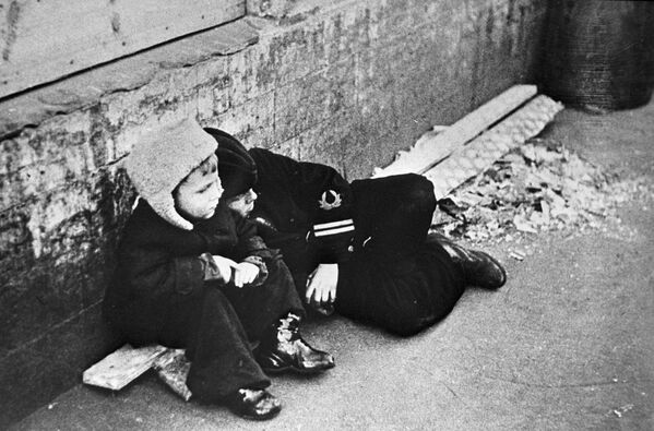 Bērni ielenktajā Ļeņingradā. 1942. gada 30. septembris  - Sputnik Latvija