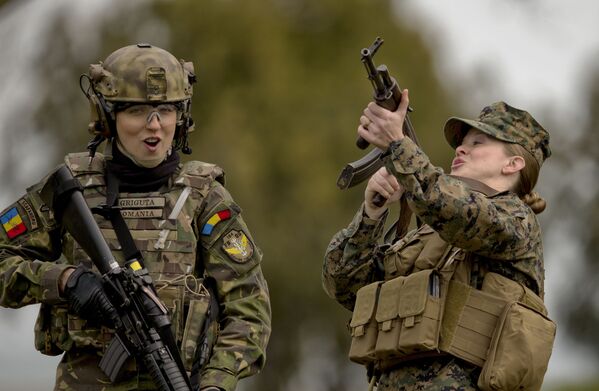 Военнослужащие из Румынии и США во время учений на полигоне Капу-Мидия в Румынии  - Sputnik Латвия
