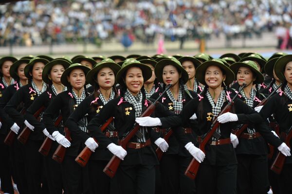 Женщины-военнослужащие, одетые в форму солдат Вьетконга, во время военного парада во Вьетнаме  - Sputnik Латвия