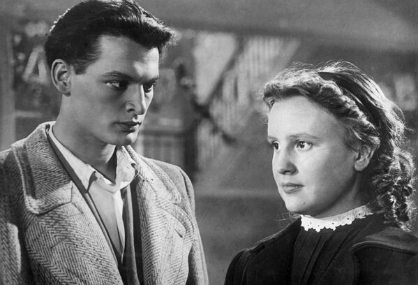 Pirmo reizi Vasilijs Lanovojs parādījās uz kinoekrāna 1954. gadā skaistā egoista Valentīna Ļistovska lomā filmā Brieduma atestāts - Sputnik Latvija