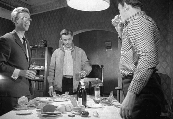 Vasilijs Lanovojs – Alekseja lomā filmā Kolēģi pēc Vasilija Aksenova romāna motīviem Vasilijs Lanovojs – Alekseja lomā filmā Kolēģi pēc Vasilija Aksenova romāna motīviem - Sputnik Latvija