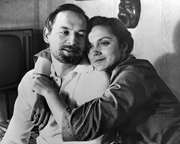 Irina Kupčenko (trešā sieva) Žeņas lomā un Vasilijs Lanovojs Nikolaja lomā filmā Dīvainā sieviete. Kupčenko dāvāja aktierim ģimenes laimi un divus dēlus 
 - Sputnik Latvija