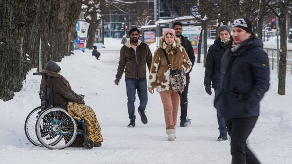Женщина-инвалид просит милостыню в Риге - Sputnik Latvija