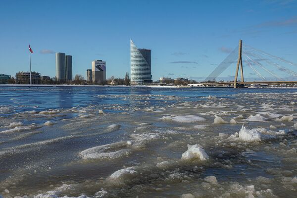 Тонкий лед на Даугаве - Sputnik Латвия