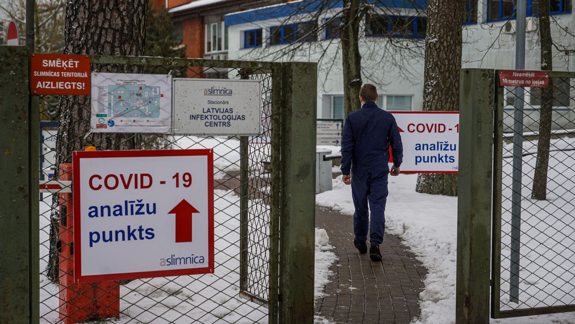 Мужчина направляется в пункт приема тестов на COVID-19 в Латвийском центре инфектологии - Sputnik Латвия, 1920, 04.02.2021