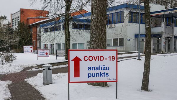 Указатель направления в пункт приема анализов на COVID-19 в Латвийском центре инфектологии - Sputnik Латвия