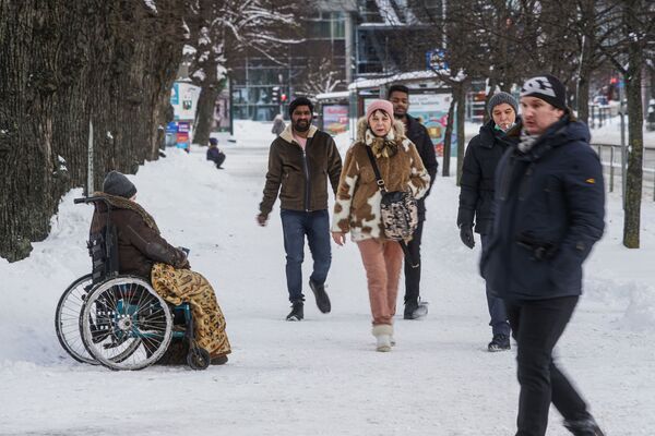 Женщина-инвалид просит милостыню в Риге - Sputnik Latvija
