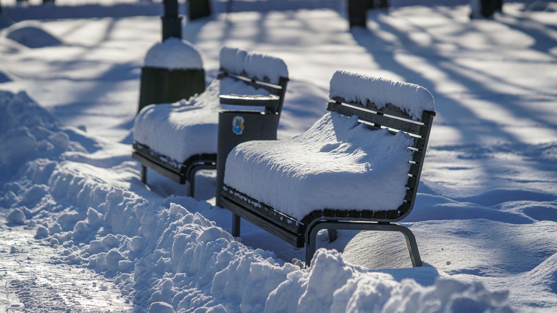 Занесенные снегом скамейки в парке - Sputnik Латвия, 1920, 05.04.2022