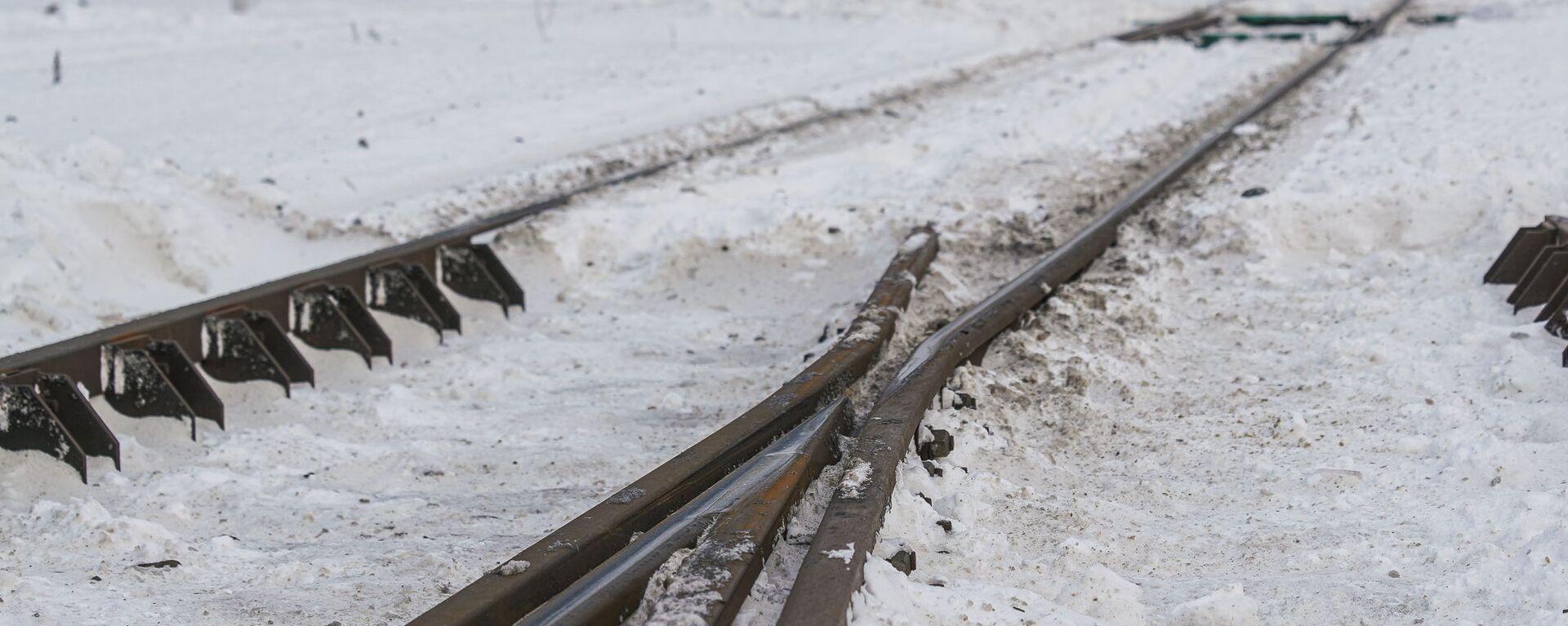 Железнодорожные пути, занесенные снегом - Sputnik Latvija, 1920, 06.10.2021