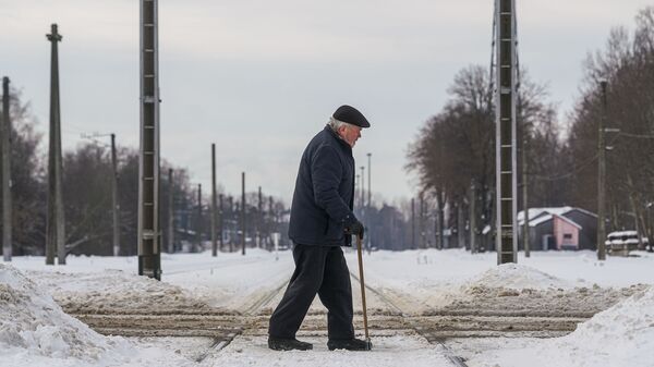 Пожилой мужчина переходит через железнодорожные пути - Sputnik Латвия