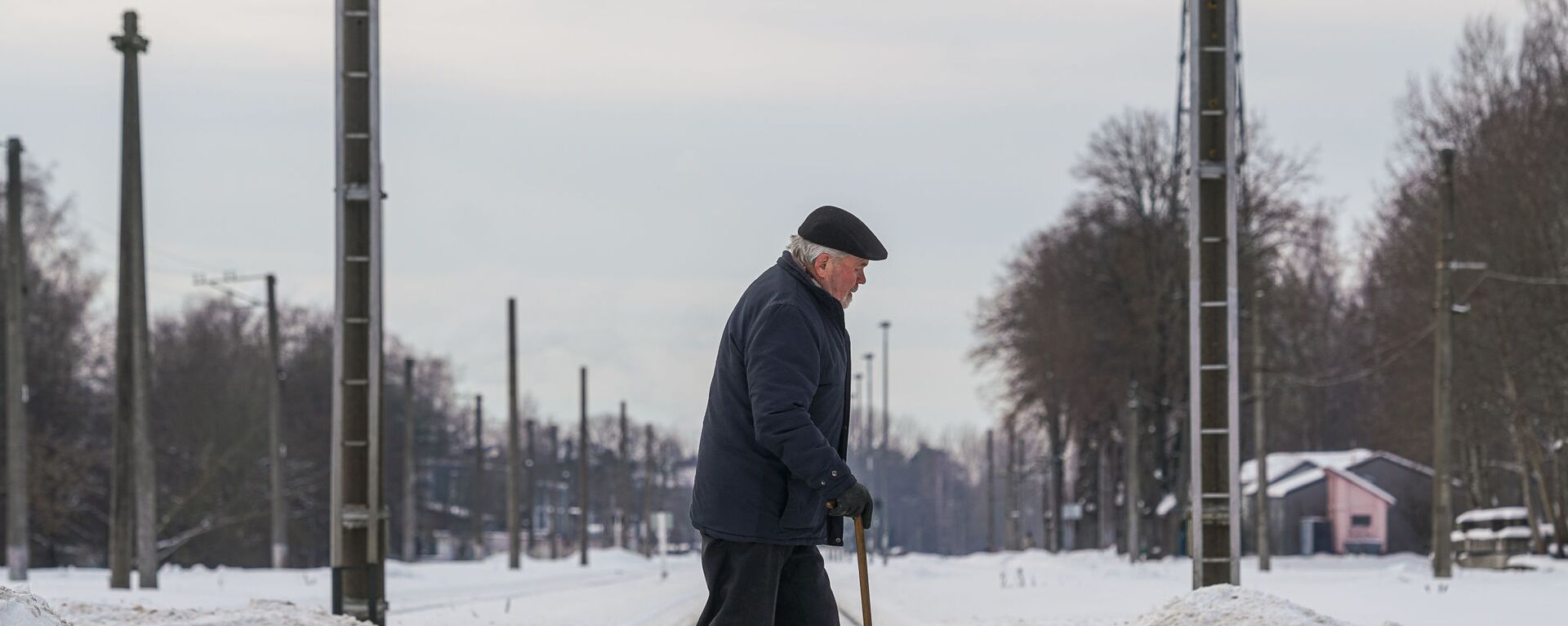 Пожилой мужчина переходит через железнодорожные пути - Sputnik Латвия, 1920, 03.12.2021