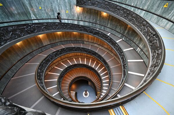 Мужчина спускается по лестнице Браманте в музее Ватикана - Sputnik Латвия