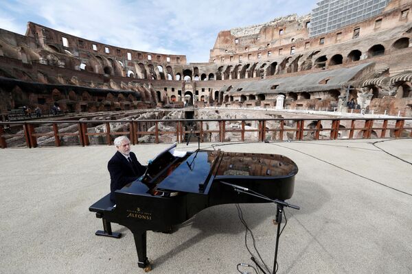 Пианист репетирует перед концертом в Колизее, который открывается после снятия ограничений, Рим, Италия - Sputnik Латвия
