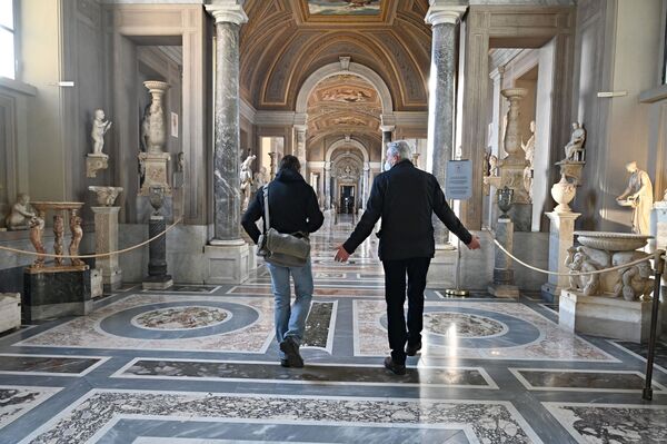 Посетители в музее Ватикана, Италия - Sputnik Латвия