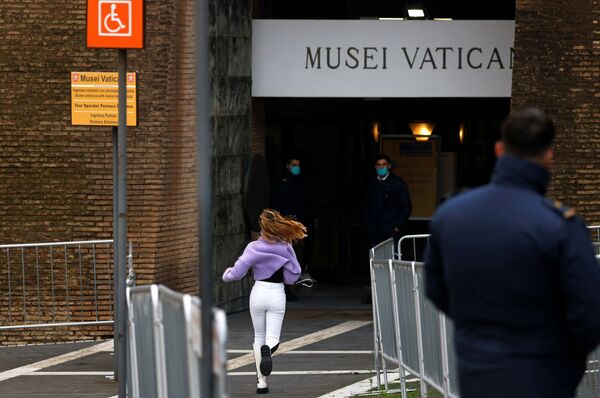 Девушка бежит к входу в музей Ватикана - Sputnik Латвия