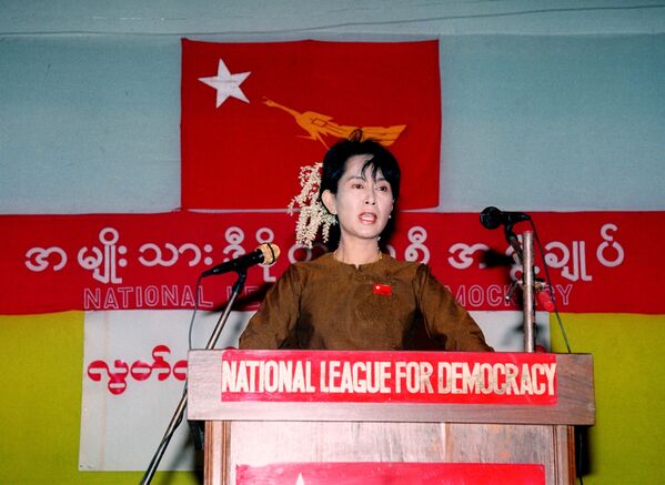 Auna Sana Su Či ir pazīstam politiķe. Izglītojusies ārzemēs. Dzīvojusi Ņujorkā un Londonā, strādājusi ANO, Londonas universitātes filozofijas doktore. 1991. gadā saņēmusi Nobela miera prēmiju par miermīlīgu cīņu par demokrātiju un cilvēktiesībām.  - Sputnik Latvija