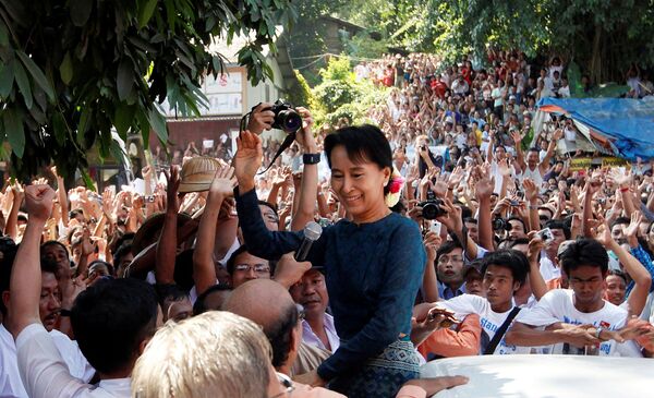 Auna Sana Su Či ar saviem piekritējiem Jangonā 14. novembrī. Tolaik viņa kopumā 15 gadus bija pavadījusi apcietinājumā. Pēc partijas uzvaras vēlēšanās viņa nevarēja stāties valdības vadībā (viņai ir bērni – Lielbritānijas pilsoņi), un saņēma valsts padomnieka posteni - Sputnik Latvija