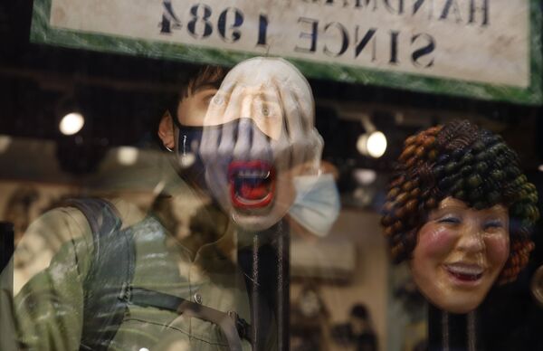 Карнавальные маски в магазине в Венеции  - Sputnik Latvija