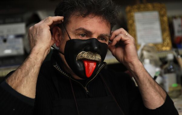 Мастер в маске собственного производства в Венеции  - Sputnik Latvija