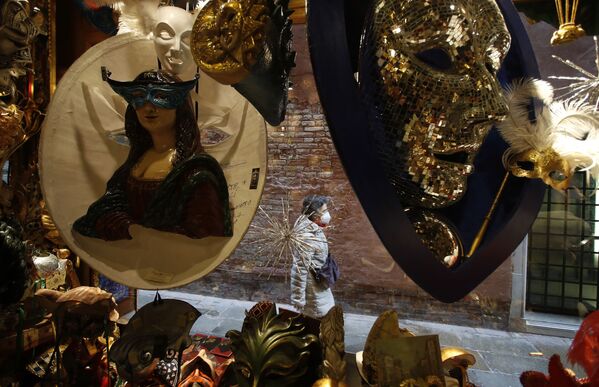 Женщина походит мимо витрины с карнавальными масками в Венеции  - Sputnik Latvija