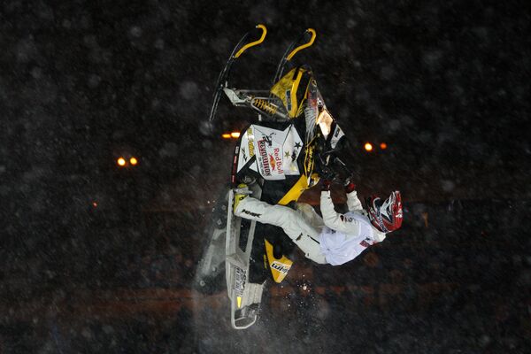 Фристайл-шоу на снегоходах - Red Bull Revolution on Machines в рамках Финала Кубка мира по сноуборду на Воробьевых горах - Sputnik Латвия
