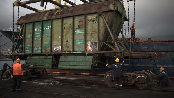 Выгрузка грузового вагона  - Sputnik Latvija